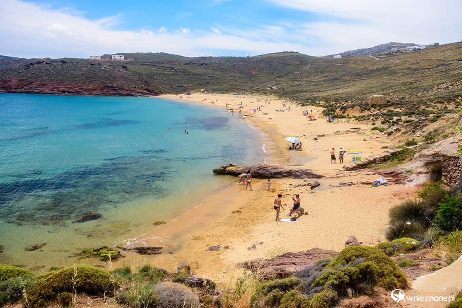 Mykonos. Piaszczysta, długa plaża Agios Sostis. - foto: wnieznane.pl