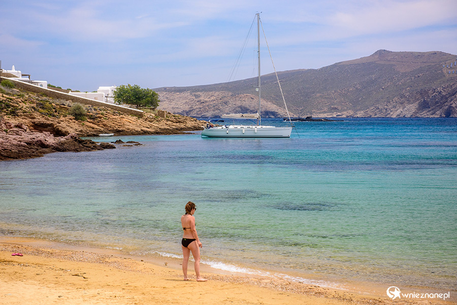 Mykonos. Piaszczysta plaża Agios Sostis. - foto: wnieznane.pl