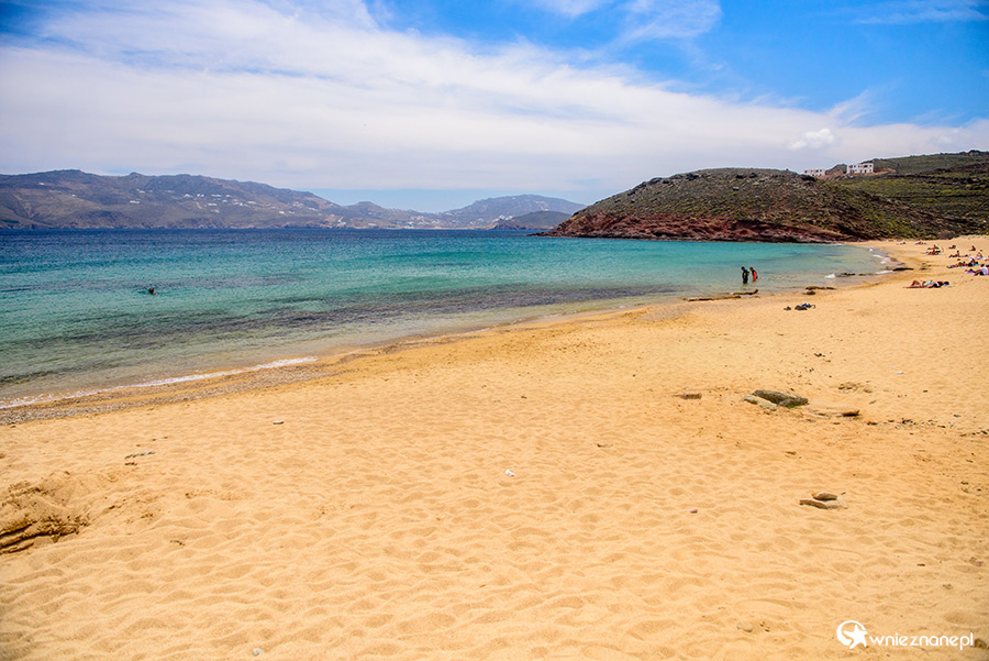 Mykonos. Piaszczysta, długa plaża Agios Sostis. - foto: wnieznane.pl