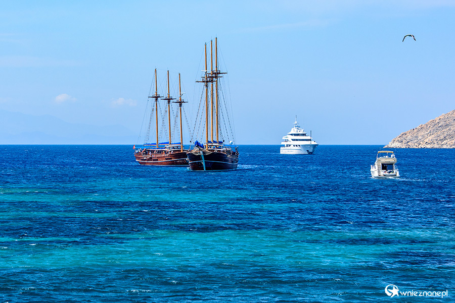 Mykonos. Statki w pobliżu wyspy Delos. - foto: wnieznane.pl