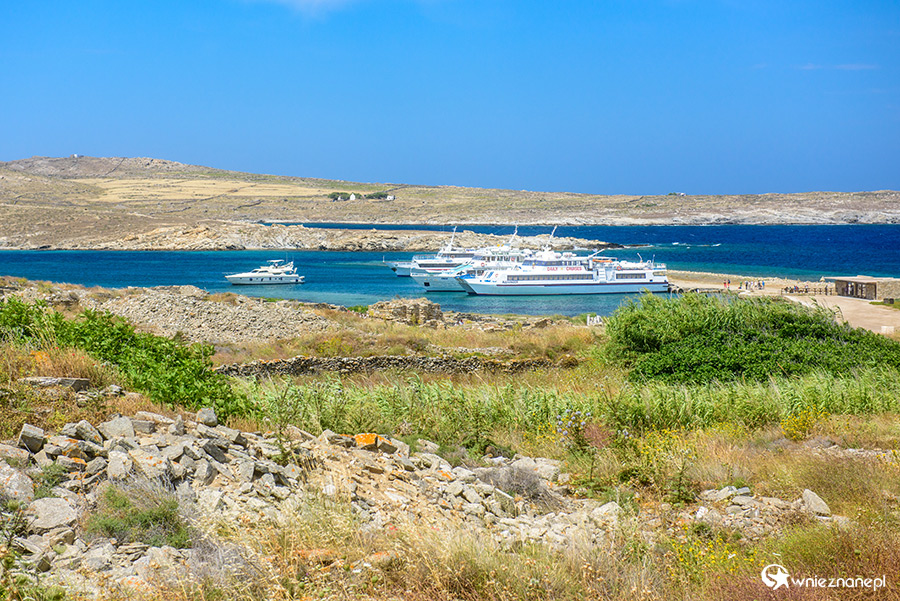 Mykonos. Statki cumujące przy wyspie Delos. - foto: wnieznane.pl Mykonos. Statki cumujące przy wyspie Delos. - foto: wnieznane.pl