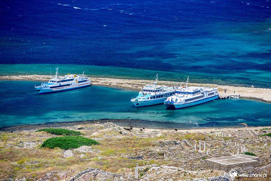 Mykonos. Statki cumujące przy wyspie Delos. - foto: wnieznane.pl