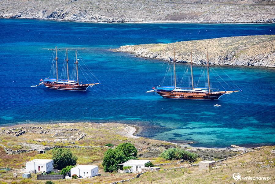 Mykonos. Statki cumujące przy wyspie Delos. - foto: wnieznane.pl Mykonos. Statki cumujące przy wyspie Delos. - foto: wnieznane.pl