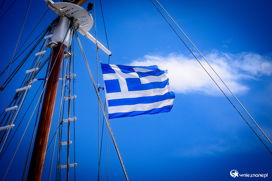 Mykonos. Grecka bandera na statku płynącym na Delos. - foto: wnieznane.pl Mykonos. Grecka bandera na statku płynącym na Delos. - foto: wnieznane.pl