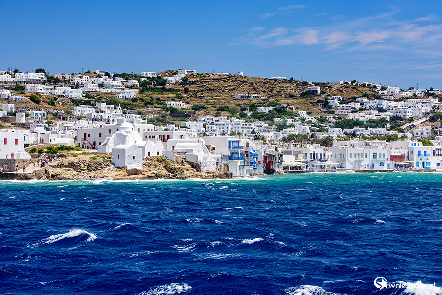 Mykonos. Stolica wyspy widziana od strony morza. - foto: wnieznane.pl