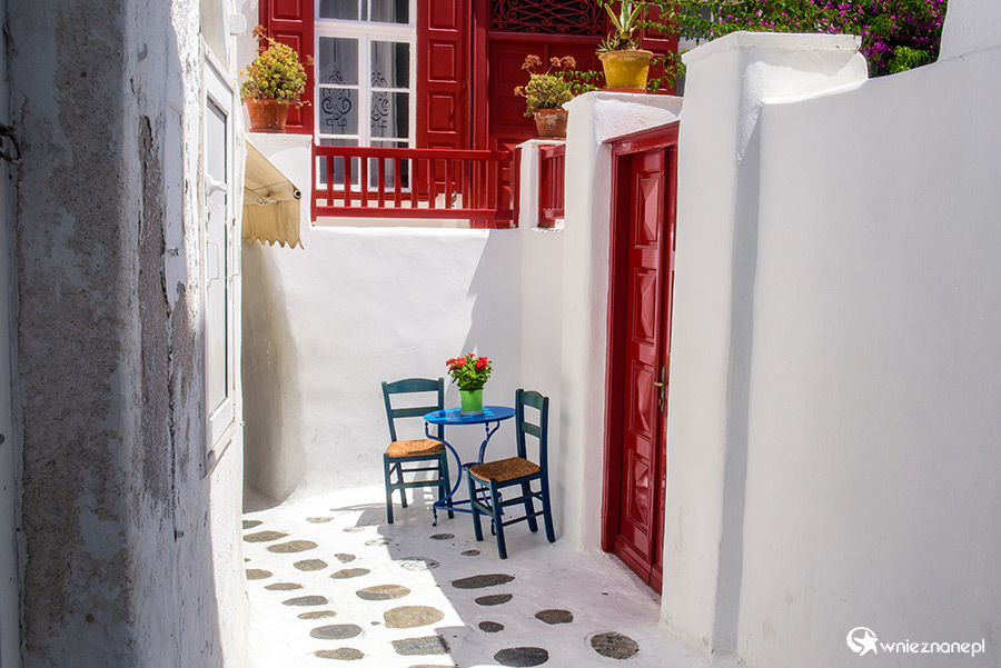 Mykonos. Malowniczy zaułek gdzieś w stolicy wyspy. - foto: wnieznane.pl Mykonos. Malowniczy zaułek gdzieś w stolicy wyspy. - foto: wnieznane.pl