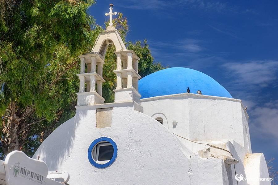 Mykonos. Kościół w cykladzkim stylu w stolicy wyspy. - foto: wnieznane.pl