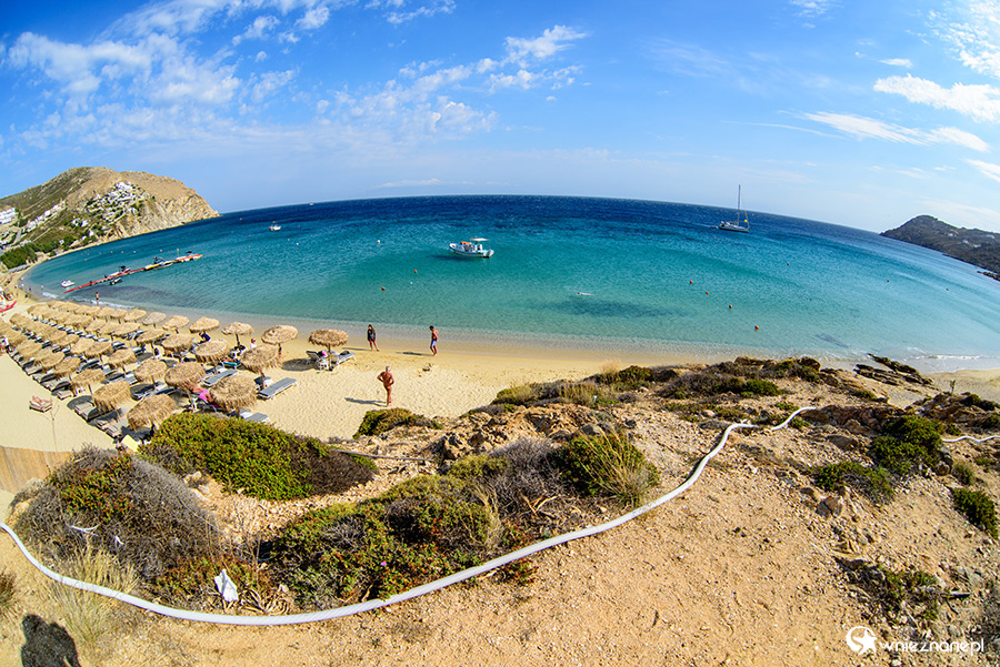 Mykonos. Piaszczysta plaża Elia Beach na południu wyspy. - foto: wnieznane.pl