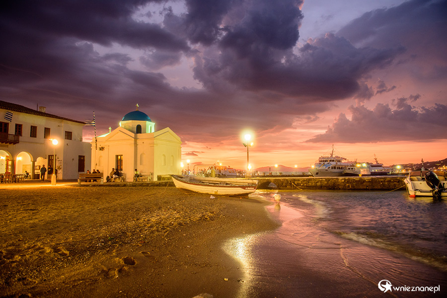 Mykonos. Wspaniały zachód słońca nad stolicą wyspy. - foto: wnieznane.pl Mykonos. Wspaniały zachód słońca nad stolicą wyspy. - foto: wnieznane.pl