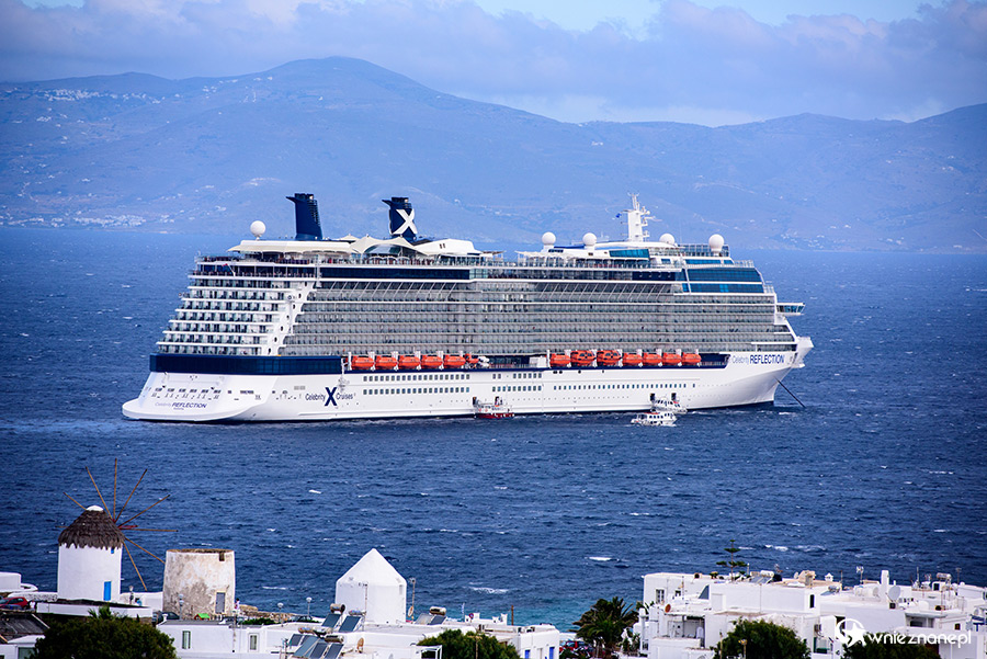 Mykonos. Duże statki pasażerskie cumują w pobliżu portu w stolicy wyspy. - foto: wnieznane.pl Mykonos. Duże statki pasażerskie cumują w pobliżu portu w stolicy wyspy. - foto: wnieznane.pl