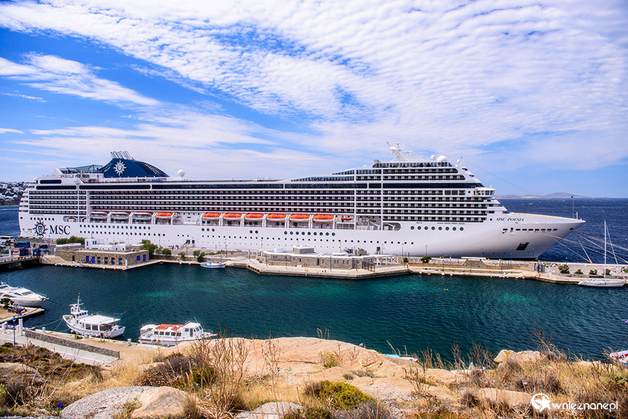 Mykonos. Statek wycieczkowy cumujący w nowym porcie w stolicy wyspy. - foto: wnieznane.pl Mykonos. Statek wycieczkowy cumujący w nowym porcie w stolicy wyspy. - foto: wnieznane.pl