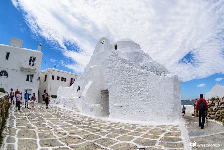 Mykonos. Kościół Panagia Portiani wyróżnia się nietypową bryłą. - foto: wnieznane.pl Mykonos. Kościół Panagia Portiani wyróżnia się nietypową bryłą. - foto: wnieznane.pl