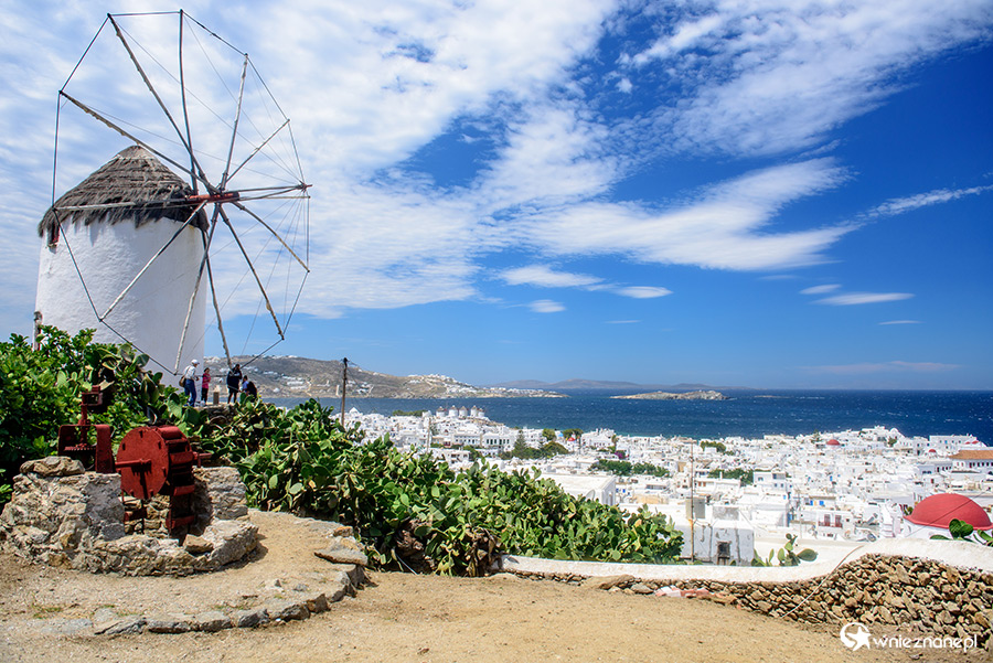 Mykonos. Panorama stolicy wyspy. Na pierwszym planie wiatrak będący częścią muzeum Mylos tou Boni. - foto: wnieznane.pl