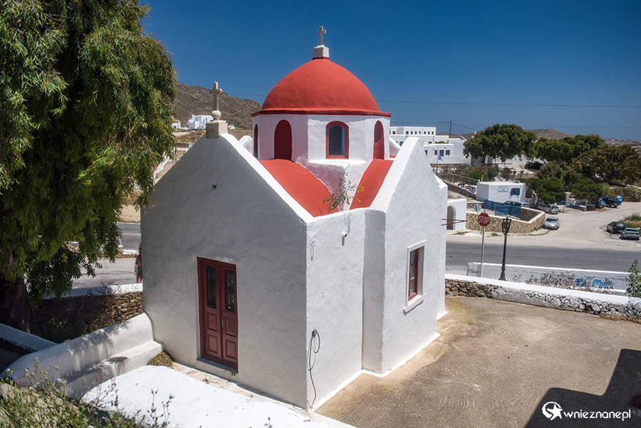 Mykonos. Kapliczka w wiosce Ano Mera. - foto: wnieznane.pl