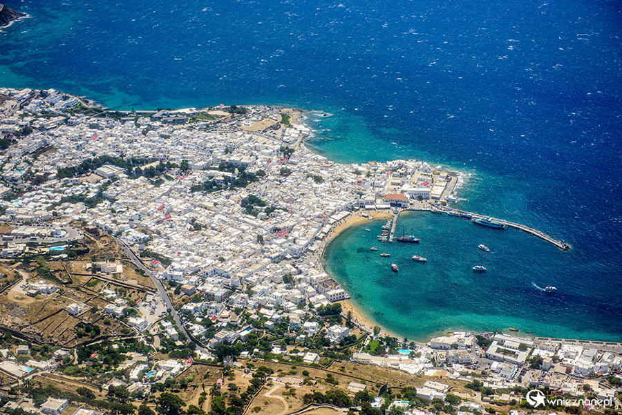 Mykonos. Widok na stolicę wyspy z samolotu. - foto: wnieznane.pl