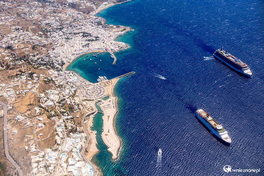 Mykonos. Widok na stolicę wyspy z samolotu. - foto: wnieznane.pl