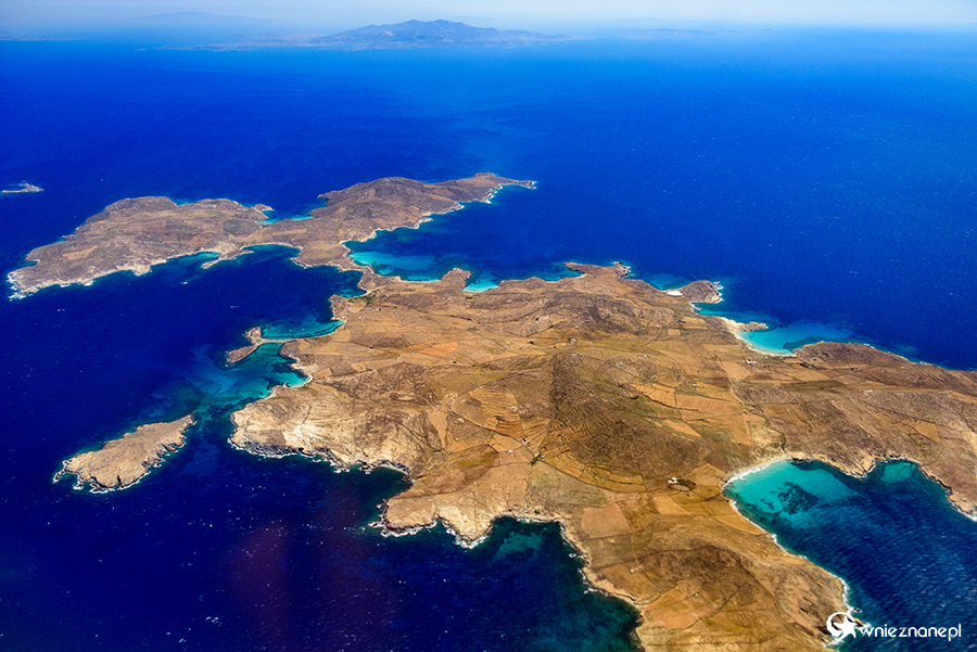 Mykonos. Widok na wyspę Rineję z samolotu. - foto: wnieznane.pl