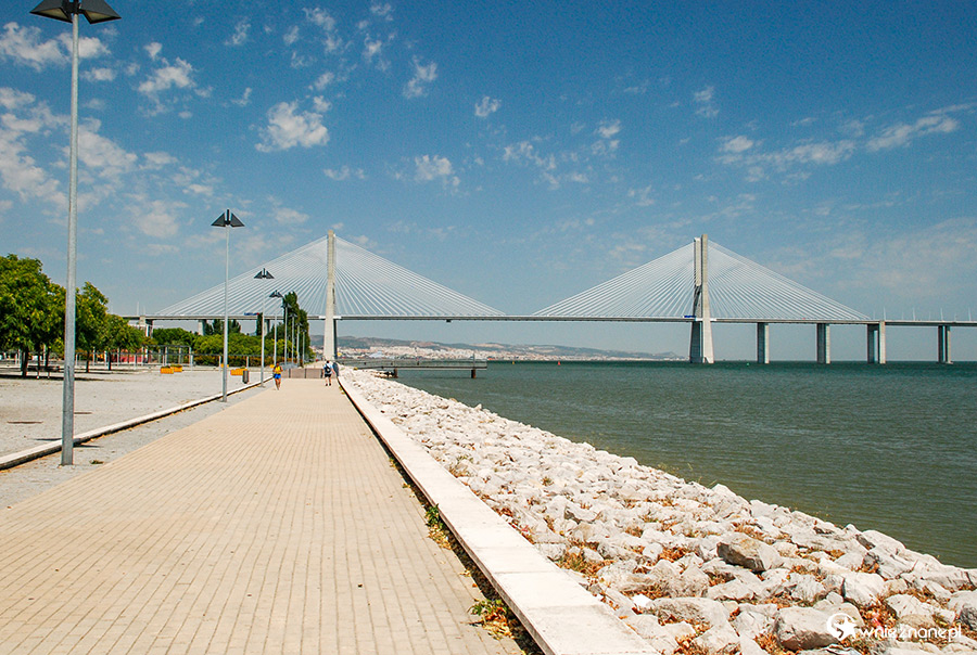 Lizbona. Most Vasco da Gama. - foto: wnieznane.pl