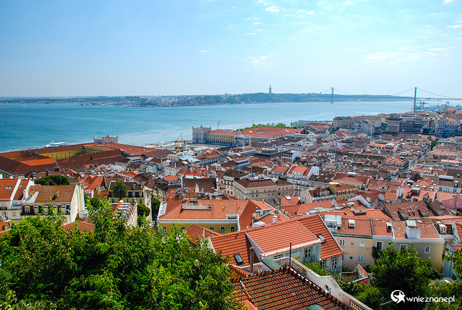 Lizbona. Zamek św. Jerzego. Widok na miasto. - foto: wnieznane.pl