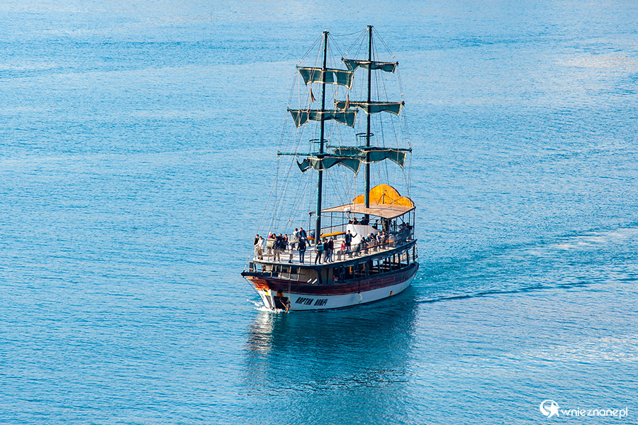 Antalya. Statek płynący wzdłuż wybrzeża. - foto: wnieznane.pl