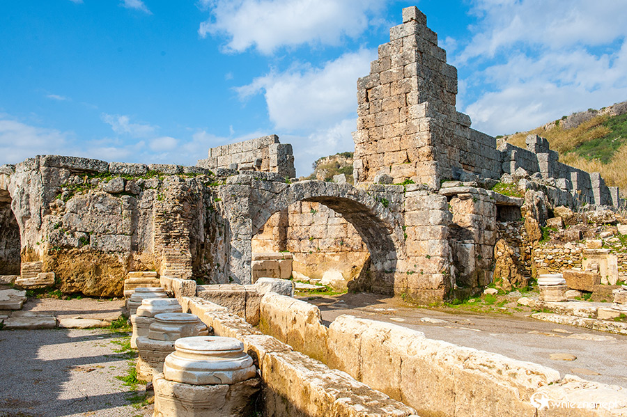 Ruiny starożytnego miasta Perge. - foto: wnieznane.pl