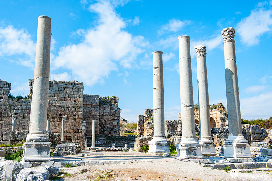 Ruiny starożytnego miasta Perge. - foto: wnieznane.pl