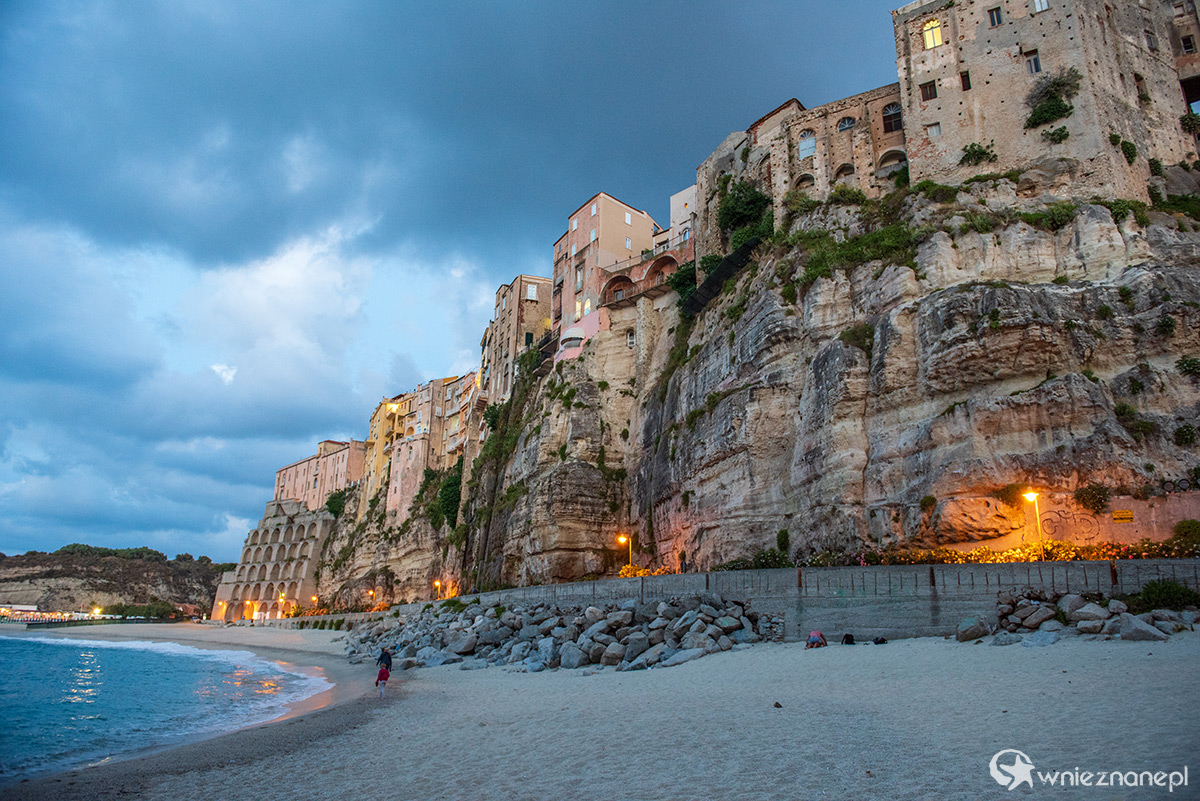 Kalabria. Tropea wieczorową porą. - foto: wnieznane.pl
