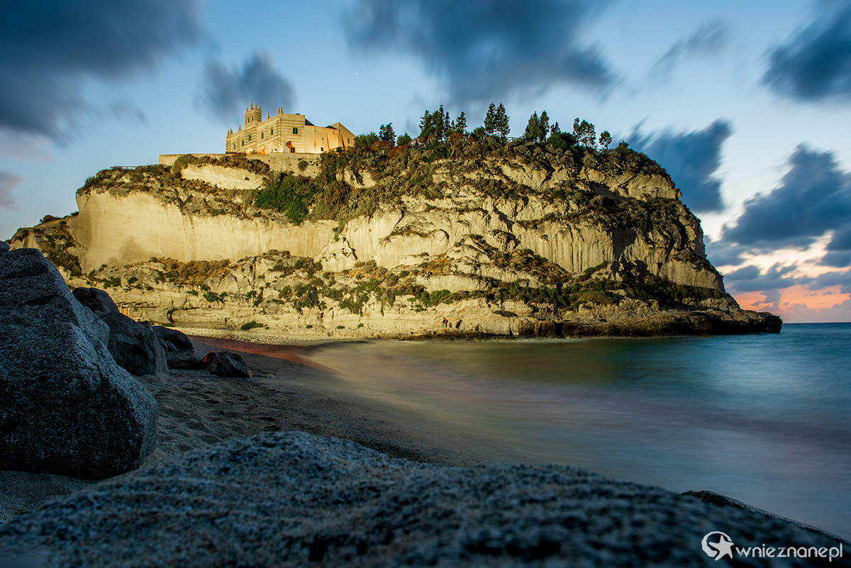 Kalabria. Tropea i Santuario di Santa Maria dell'Isola wieczorową porą. - foto: wnieznane.pl Kalabria. Tropea i Santuario di Santa Maria dell'Isola wieczorową porą. - foto: wnieznane.pl