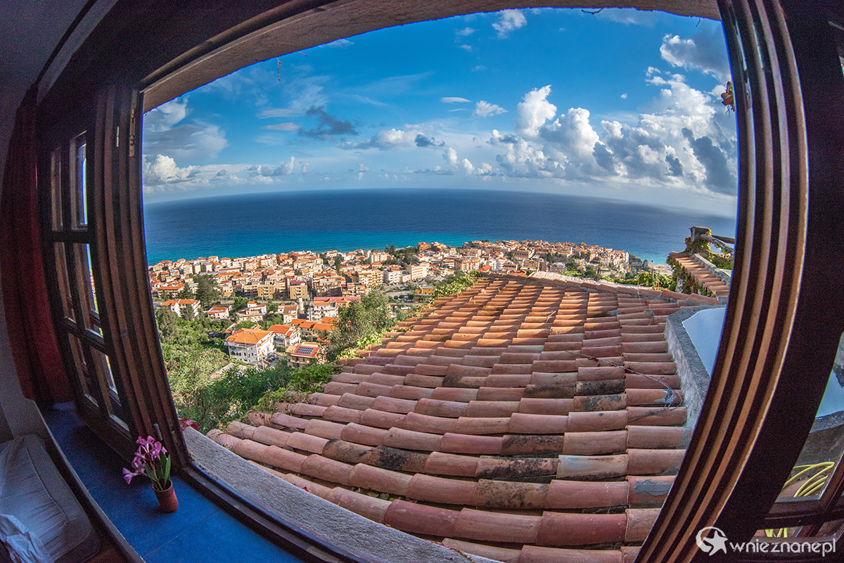Kalabria. Wspaniały widok na zabudowania w Tropei. - foto: wnieznane.pl Kalabria. Wspaniały widok na zabudowania w Tropei. - foto: wnieznane.pl