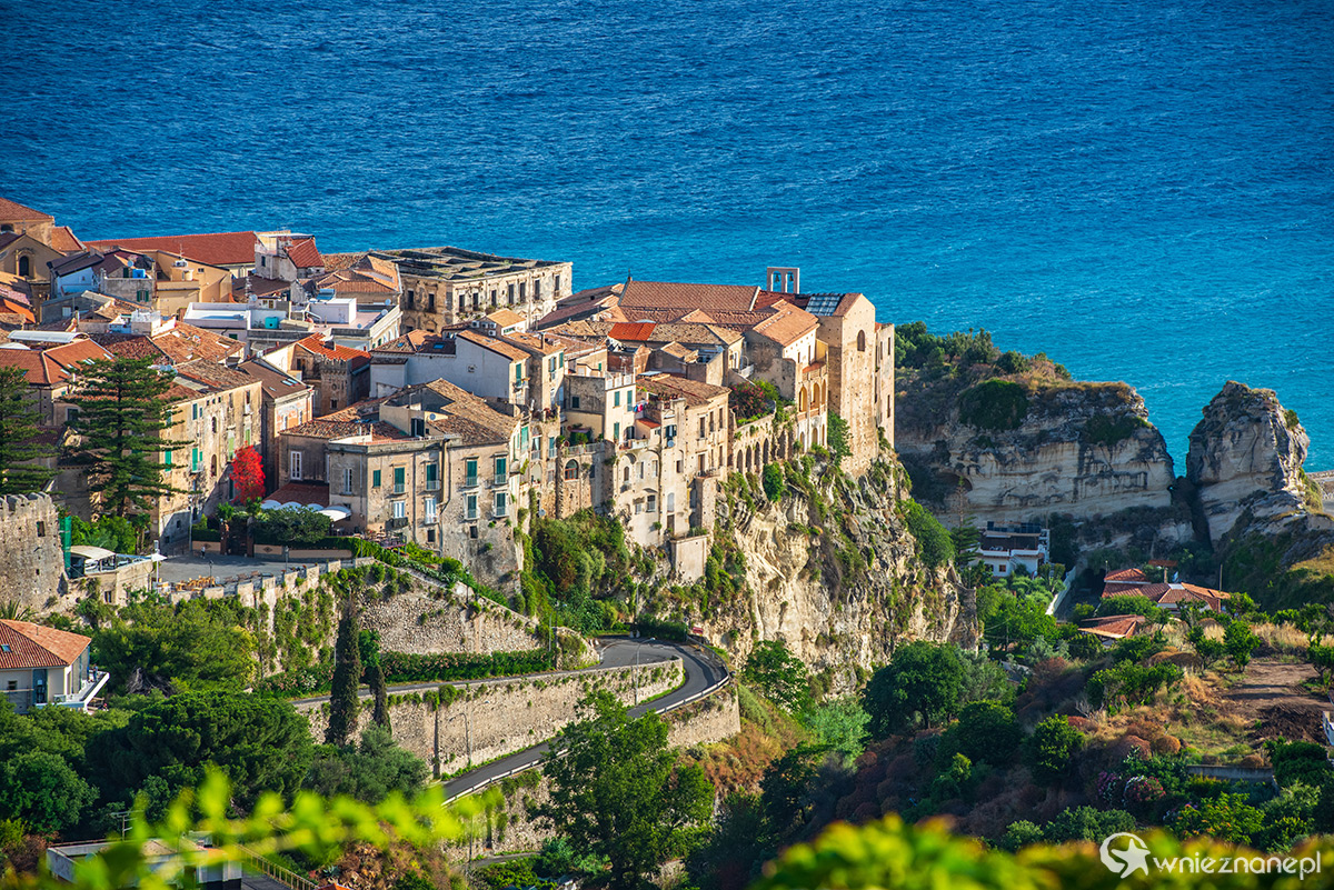 Kalabria. Wspaniały widok na zabudowania w Tropei. - foto: wnieznane.pl Kalabria. Wspaniały widok na zabudowania w Tropei. - foto: wnieznane.pl