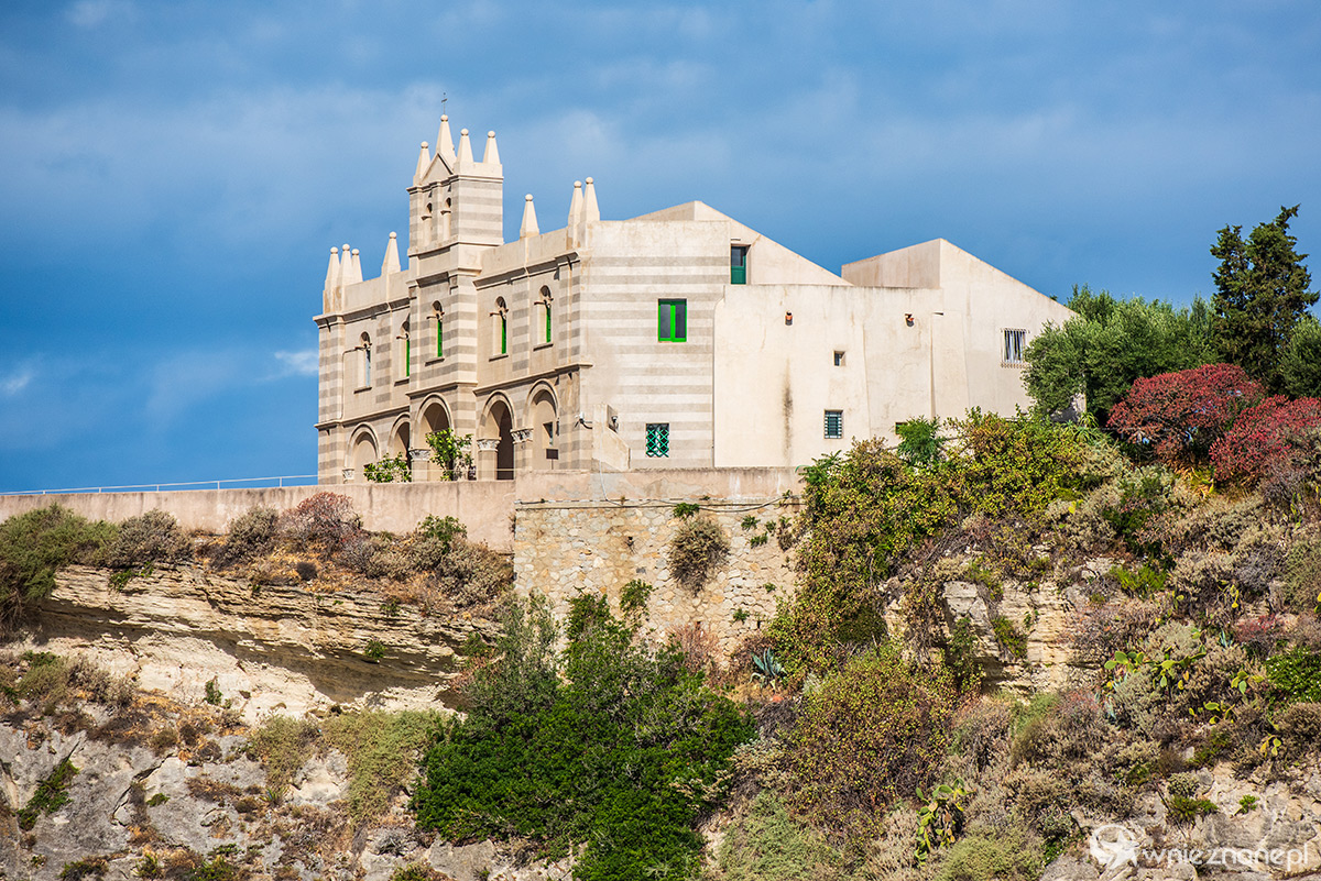 Kalabria. Santuario di Santa Maria dell'Isola w Tropei. - foto: wnieznane.pl Kalabria. Santuario di Santa Maria dell'Isola w Tropei. - foto: wnieznane.pl