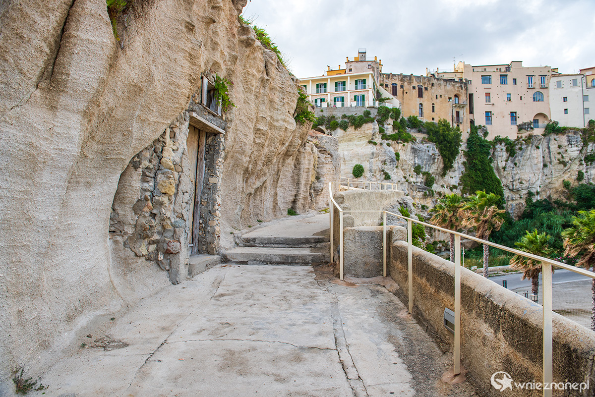 Kalabria. Wejście na wysepkę w Tropei. - foto: wnieznane.pl Kalabria. Wejście na wysepkę w Tropei. - foto: wnieznane.pl