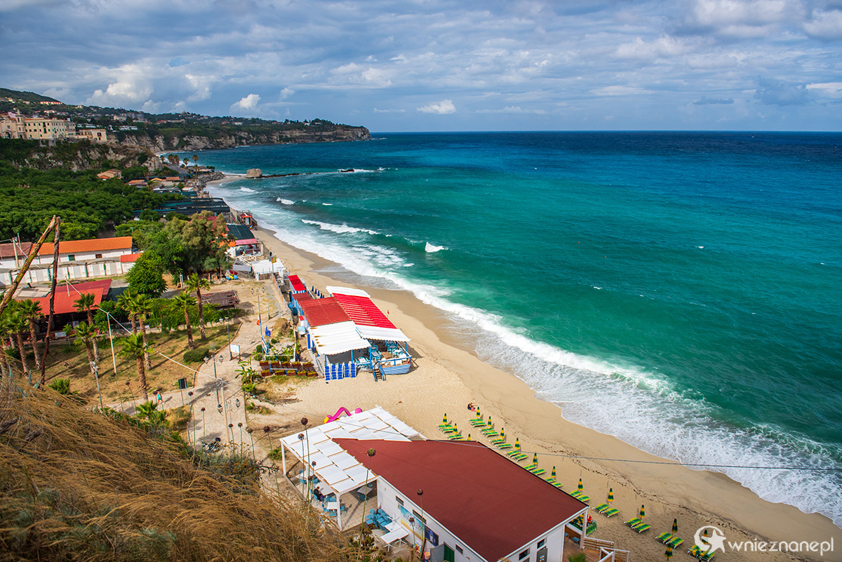 Kalabria. Węższa, piaszczysta część plaży w Tropei. - foto: wnieznane.pl Kalabria. Węższa, piaszczysta część plaży w Tropei. - foto: wnieznane.pl