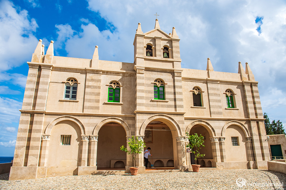 Kalabria. Santuario di Santa Maria dell'Isola w Tropei. - foto: wnieznane.pl Kalabria. Santuario di Santa Maria dell'Isola w Tropei. - foto: wnieznane.pl
