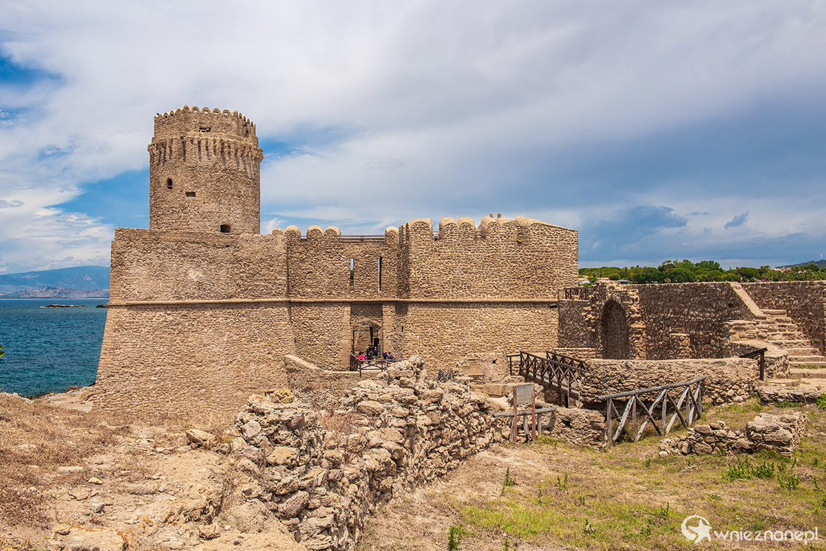 Kalabria. Zamek aragoński w miejscowości Le Castella. - foto: wnieznane.pl Kalabria. Zamek aragoński w miejscowości Le Castella. - foto: wnieznane.pl
