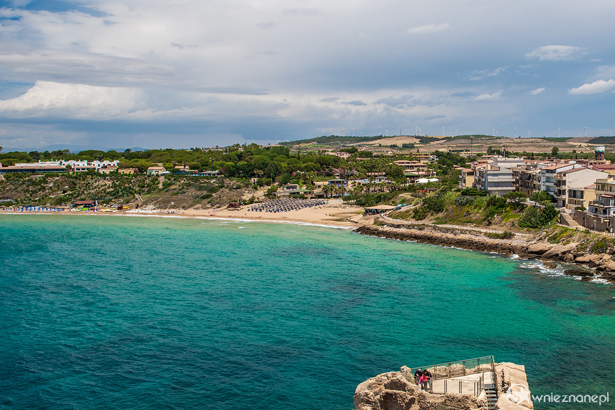 Kalabria. Piaszczysta plaża w miejscowości Le Castella. - foto: wnieznane.pl Kalabria. Piaszczysta plaża w miejscowości Le Castella. - foto: wnieznane.pl