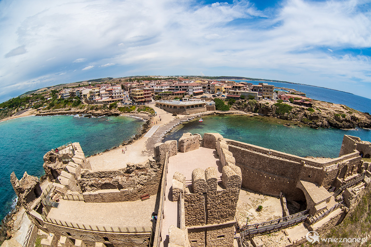 Kalabria. Zamek aragoński w miejscowości Le Castella. - foto: wnieznane.pl