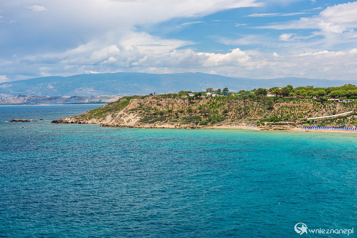 Kalabria. Piaszczysta plaża w miejscowości Le Castella. - foto: wnieznane.pl Kalabria. Piaszczysta plaża w miejscowości Le Castella. - foto: wnieznane.pl