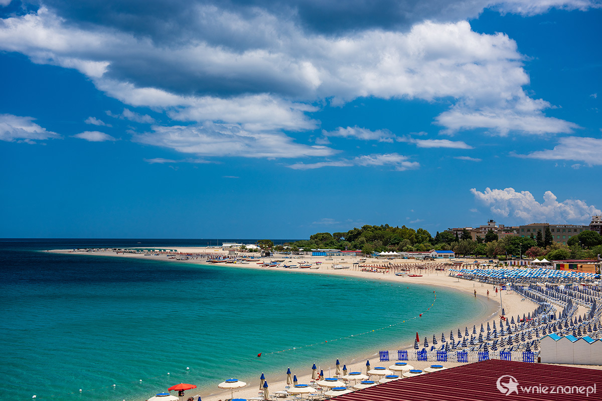 Kalabria. Długa plaża z jasnym, gruboziarnistym piaskiem w Soverato. - foto: wnieznane.pl Kalabria. Długa plaża z jasnym, gruboziarnistym piaskiem w Soverato. - foto: wnieznane.pl