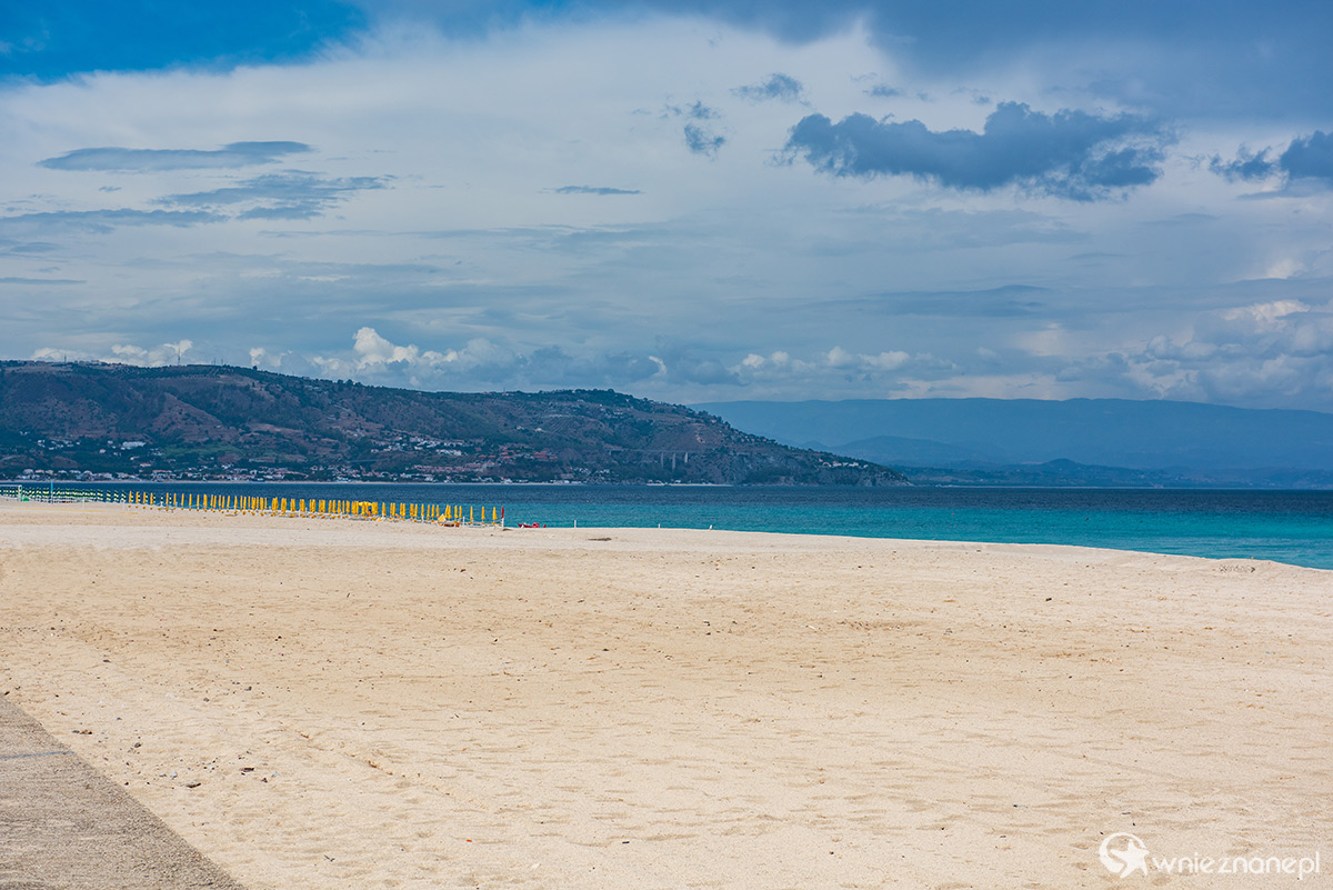 Kalabria. Turkusowa woda i biały gruby piasek w Soverato. - foto: wnieznane.pl Kalabria. Turkusowa woda i biały gruby piasek w Soverato. - foto: wnieznane.pl