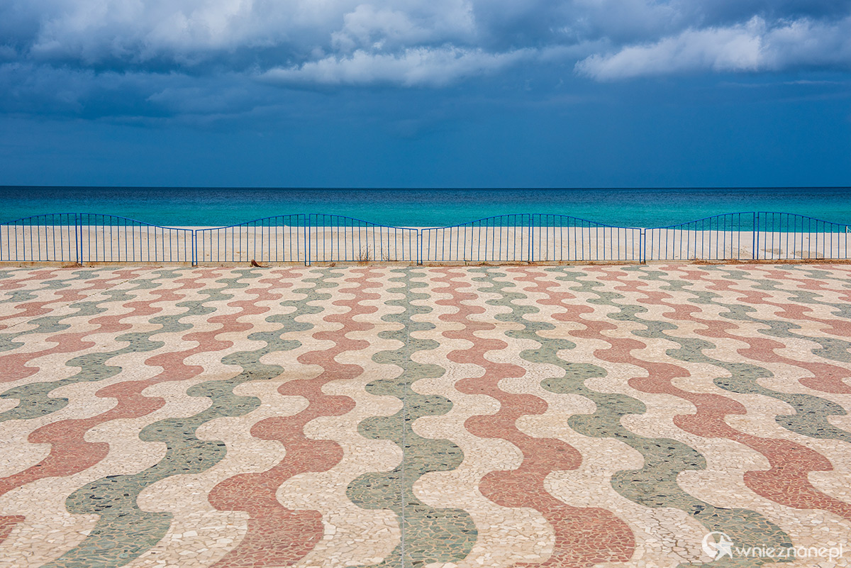 Kalabria. Turkusowa woda i biały żwirek w Soverato. - foto: wnieznane.pl Kalabria. Turkusowa woda i biały żwirek w Soverato. - foto: wnieznane.pl