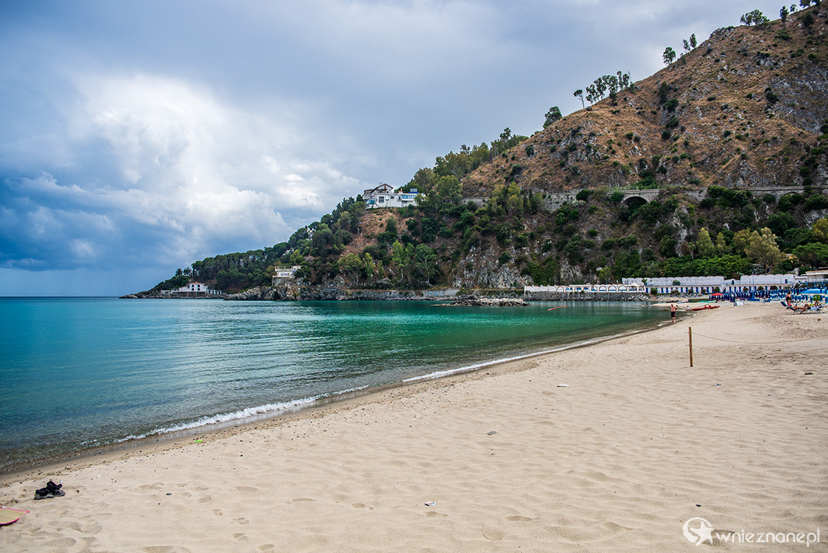 Kalabria. Otoczona górami plaża Copanello ze szmaragdową wodą. - foto: wnieznane.pl Kalabria. Otoczona górami plaża Copanello ze szmaragdową wodą. - foto: wnieznane.pl