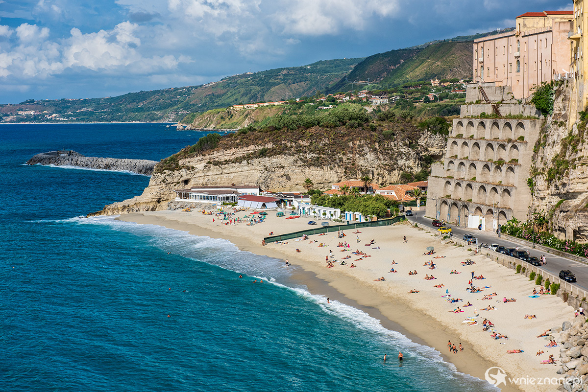 Kalabria. Widok na malowniczą miejscowość Tropea. - foto: wnieznane.pl Kalabria. Widok na malowniczą miejscowość Tropea. - foto: wnieznane.pl