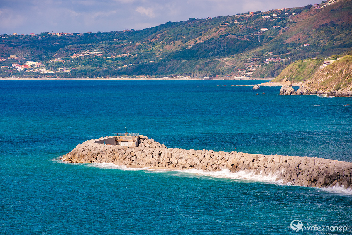 Kalabria. Widok na malowniczą miejscowość Tropea. - foto: wnieznane.pl Kalabria. Widok na malowniczą miejscowość Tropea. - foto: wnieznane.pl