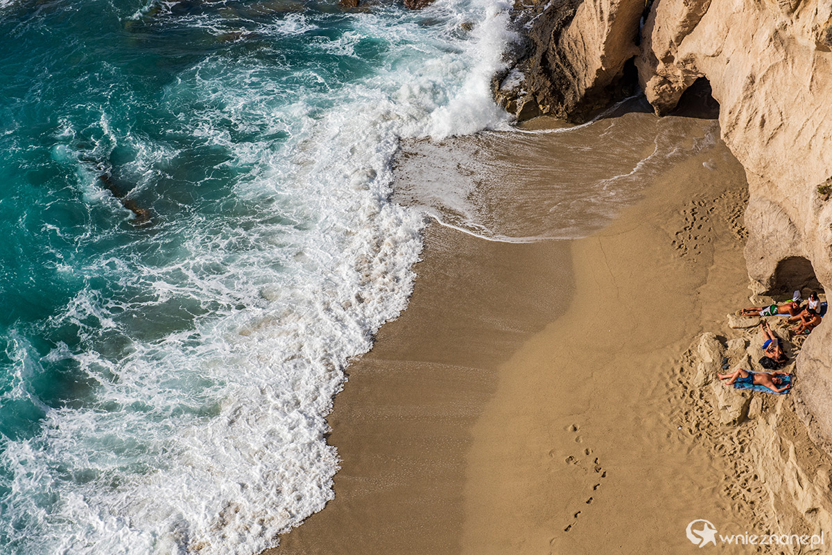 Kalabria. Piaszczysto-żwirowa plaża w słynnej miejscowości Tropea. - foto: wnieznane.pl