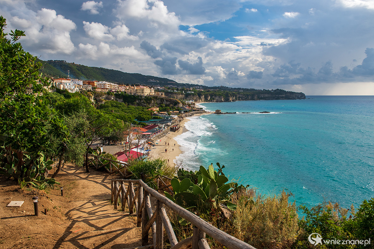Kalabria. Wspaniałe górzyste wybrzeże Capo Vaticano. - foto: wnieznane.pl Kalabria. Wspaniałe górzyste wybrzeże Capo Vaticano. - foto: wnieznane.pl