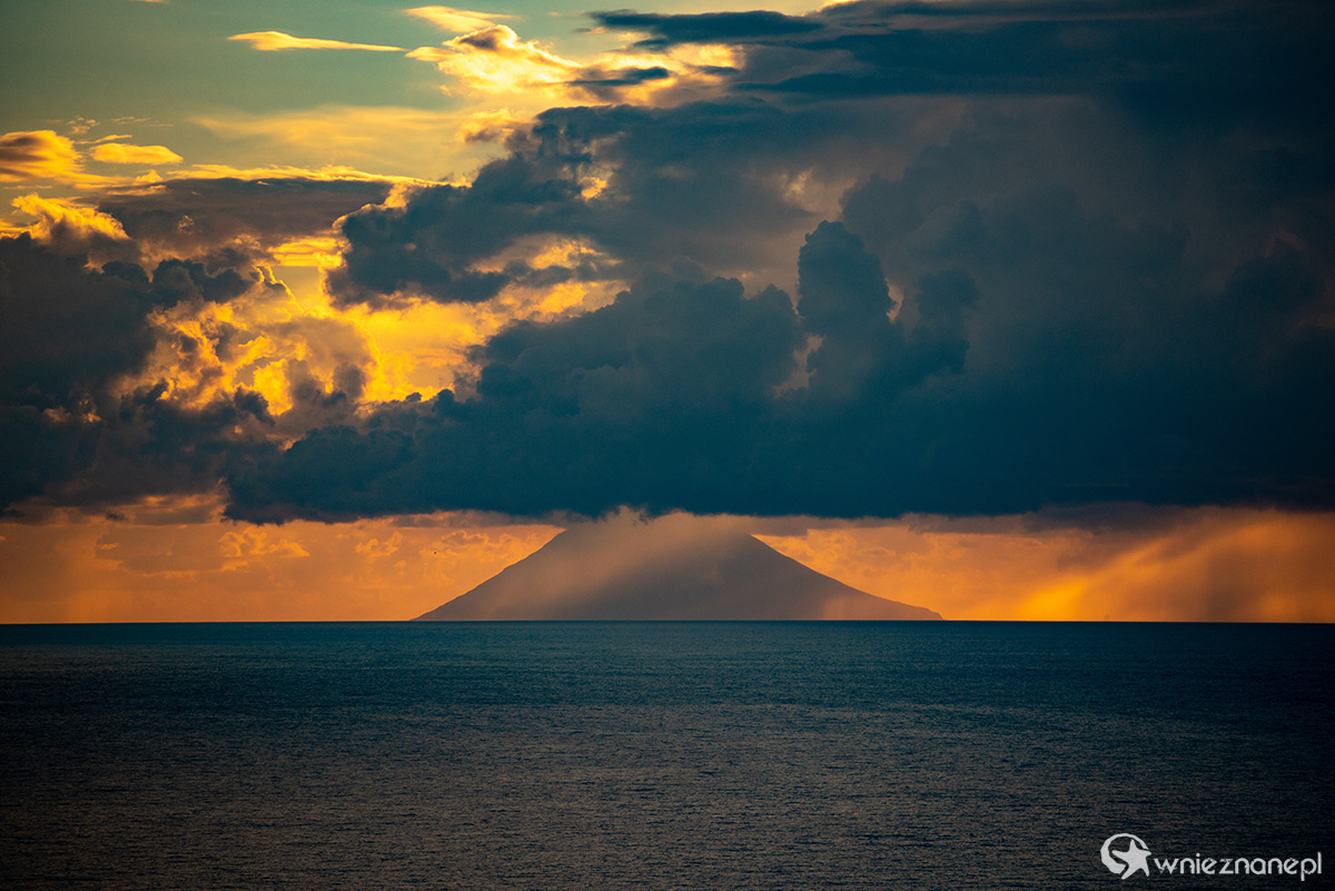 Kalabria. Zachodzące słońce nad wulkanem Stromboli. - foto: wnieznane.pl
