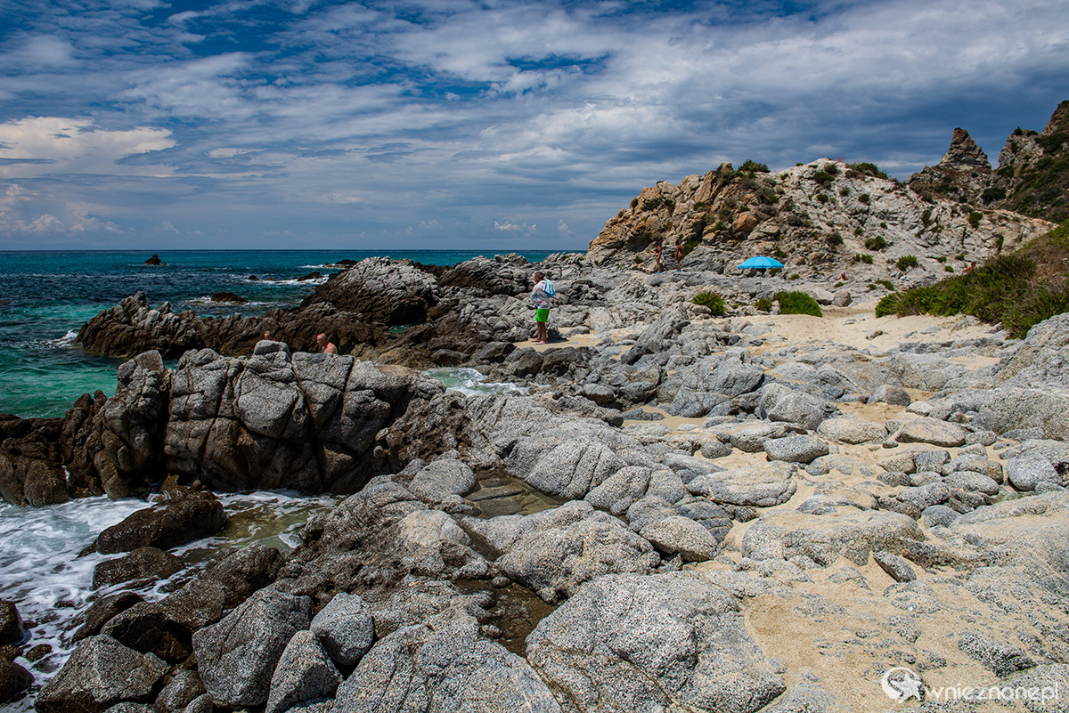 Kalabria. Wspaniałe górzyste wybrzeże Capo Vaticano. - foto: wnieznane.pl Kalabria. Wspaniałe górzyste wybrzeże Capo Vaticano. - foto: wnieznane.pl