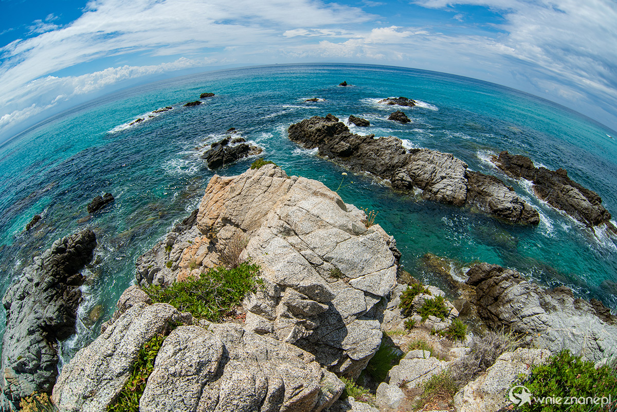 Kalabria. Wspaniałe górzyste wybrzeże Capo Vaticano. - foto: wnieznane.pl Kalabria. Wspaniałe górzyste wybrzeże Capo Vaticano. - foto: wnieznane.pl
