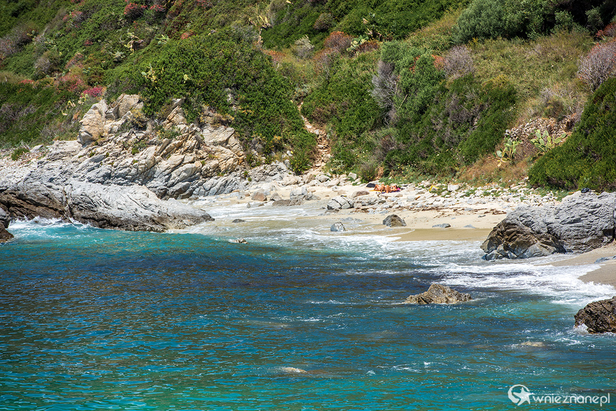 Kalabria. Wspaniałe górzyste wybrzeże Capo Vaticano. - foto: wnieznane.pl